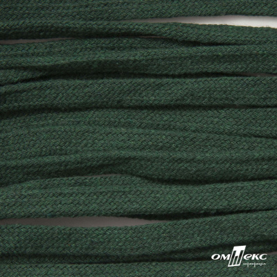 Шнур плетеный d-8 мм плоский, 70% хлопок 30% полиэстер, уп.85+/-1 м, цв.1016-т.зеленый - купить в Нижневартовске. Цена: 742.50 руб.
